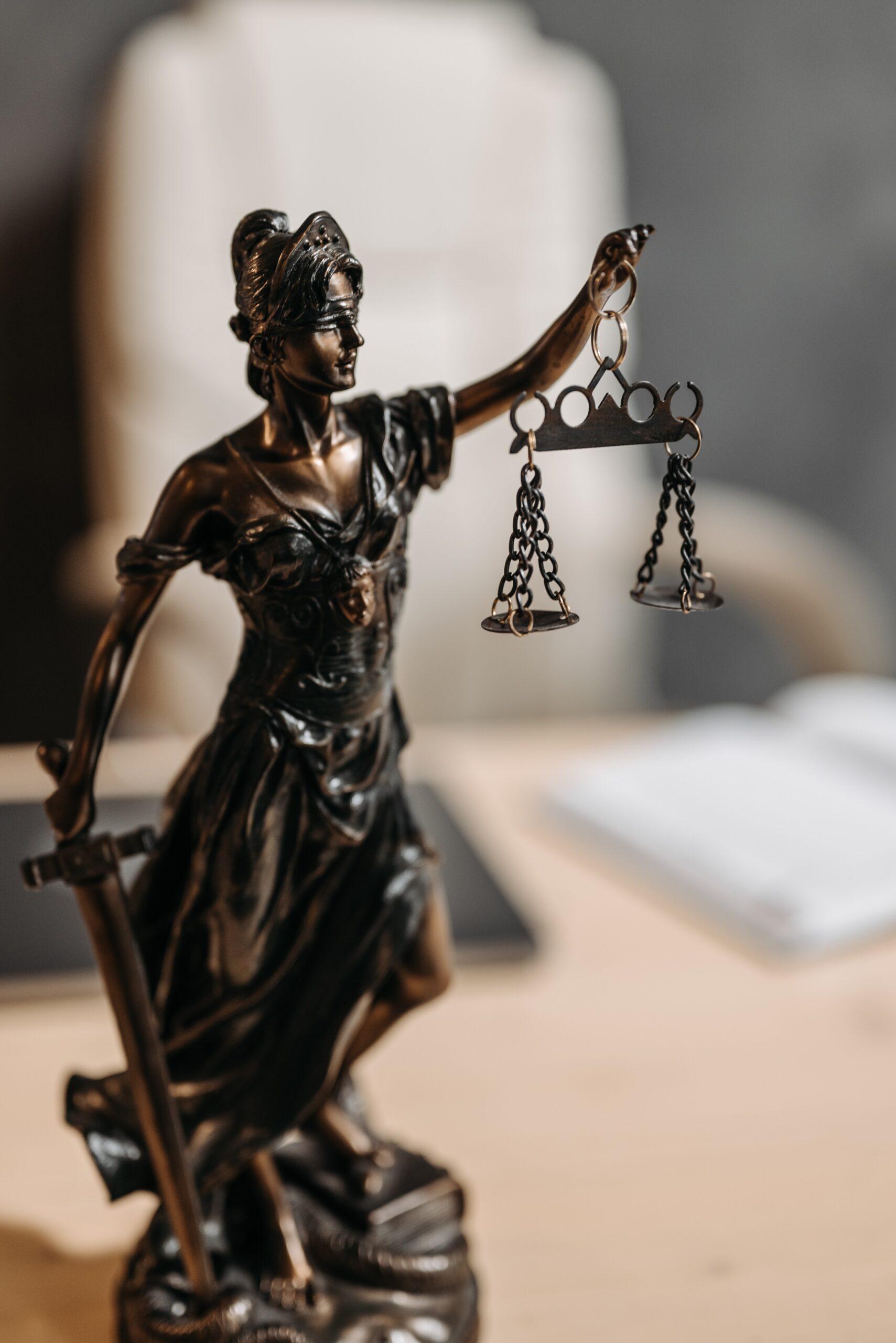 Statuetka Temidy Statuetka Temidy w kancelarii adwokackiej mecenas Ewy Niemirskiej w Bydgoszczy.
